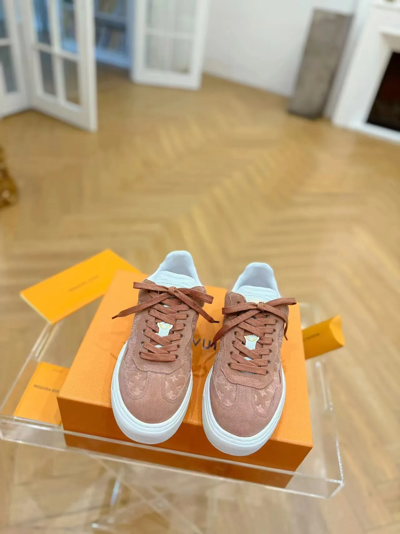 👟👟Ex-factory price 620👟👟Men's size +10 Same style for men and women🔥🔥𝐋𝐕 𝐃𝐢𝐬𝐜𝐨𝐯𝐞𝐫𝐲 2024 new sports shoes thick sole casual ❗️❗️ original purchase development and production LV Discovery lace-up shoes were unveiled at Louis Vuitton's fourth show. They are made of technical mesh fabric and metallic synthetic materials to create a streamlined design. Brand elements embellish the upper and lightweight rubber outsole, with technical shoelaces. Fabric: Original imported cowhide + technology mesh Inner lining: Original customized breathable mesh Sole: Original molded ultra-light rubber foam material Bottom thickness: 5.5CM Size: Women's 35-41 (41 customized), Men's 39-46, (45-46 customized)
